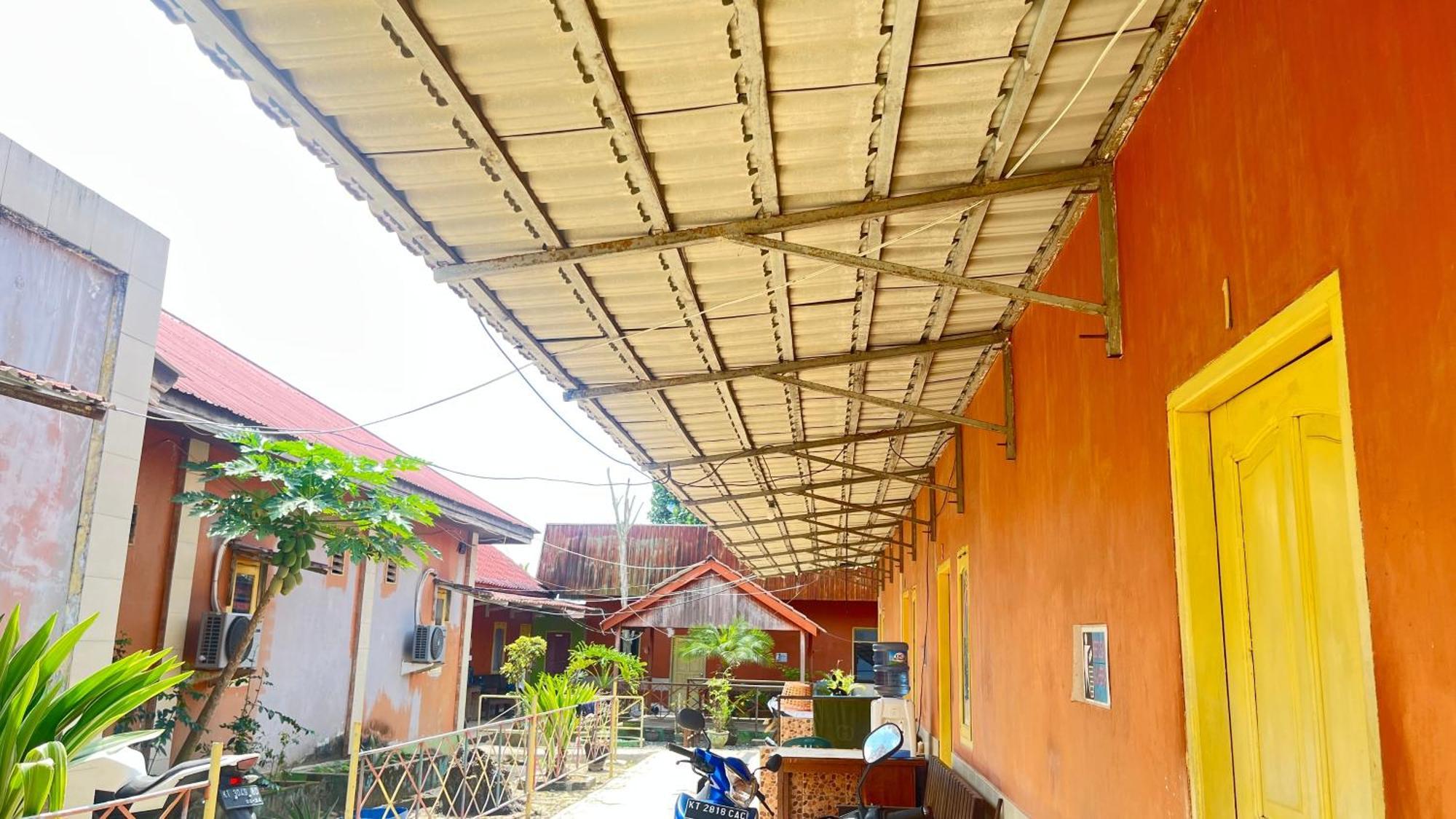 Oyo 93119 Guest House Leo Patra Muara Badak Εξωτερικό φωτογραφία